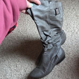LOWER EAST SIDE Slouchy Knee-High Heeled Boots in Gray